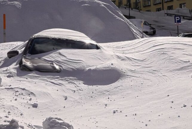 Schneechaos in Österreich: Autos sind komplett eingeschneit