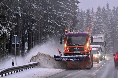 Schneefall im Thüringer Wald - Ein Winterdienstfahrzeug räumt Schnee von der Straße zwischen Oberhof und Ohrdruf. Der nahende Winter hat am Montagmorgen mit Neuschnee auf sich aufmerksam gemacht. (Symbolbild) 