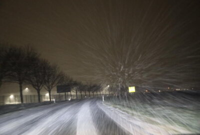 Schneefall sorgt für Behinderungen auf Straßen in Mittelsachsen - Der Schneefall hat seit den Abendstunden auch Mittelsachsen fest im Griff.