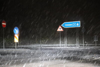 Schneefall sorgt für Behinderungen auf Straßen in Mittelsachsen - Der Verkehr wurde langsamer und es kam zu Verzögerungen.