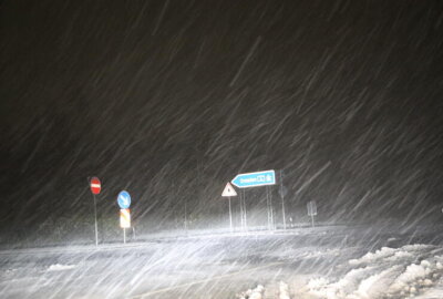 Schneefall sorgt für Behinderungen auf Straßen in Mittelsachsen - Auch Glätte ist nicht ausgeschlossen. Derzeit warnt die Polizei zwischen Kreuz Chemnitz und Nossen vor Straßenglätte auf der A4.