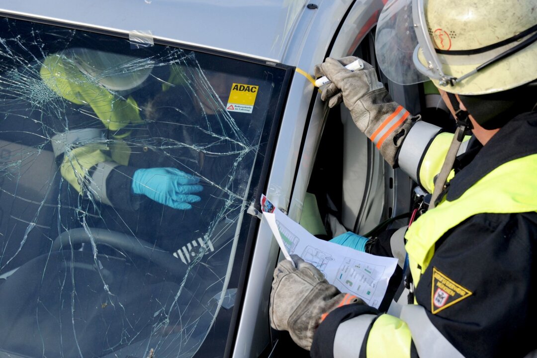 Schnelle Hilfe bei Unfällen: Rettungskarte und Notfallpass - Rettungskarte helfen Einsatzkräften dabei, schnell die richtigen Ansatzpunkte für das Bergungswerkzeug zu finden.