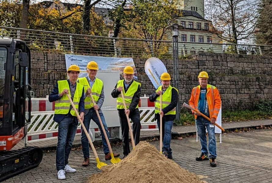 Schnelles Internet für alle: Spatenstich in Wilkau-Haßlau - Von links: Hendrik König (Telekom), Armin Geißler (Gf Plus), Stefan Feustel (Bürgermeister), Marcel Saupe (Telekom) und ein Mitarbeiter von Firma OFM beim Spatenstich in Wilkau-Haßlau. Foto: Telekom