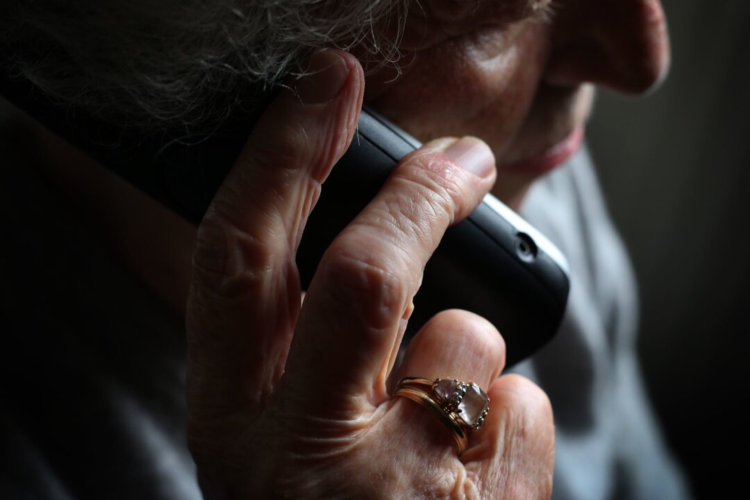 Schockanruf bringt Seniorin um Schmuck und Bares - Eine Seniorin aus Dresden wird per Schockanruf betrogen (Symbolbild).