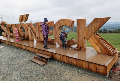 Schöneck setzt auf Ganzjahrestourismus: Familien entdecken "Eckis Erlebniswelt" - Der XXL-Schriftzug "Schöneck" ist die erste Station des Murmelwanderweges. Jeder Buchstabe ist eine Murmelbahn. Foto: Thomas Voigt