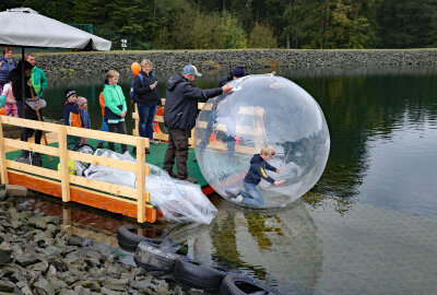 Schöneck setzt auf Ganzjahrestourismus: Familien entdecken "Eckis Erlebniswelt" - Auf dem Erlebnisspielplatz können die Knirpse in transparenten Bällen über das Wasser laufen.  Foto: Thomas Voigt