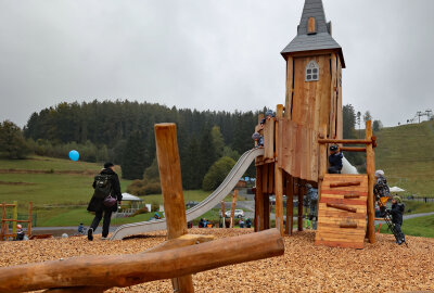 Schöneck setzt auf Ganzjahrestourismus: Familien entdecken "Eckis Erlebniswelt" - Auf dem neuen Spielplatz sticht der Turm mit Rutsche ins Auge.  Er ist der Schönecker Kirche nachempfunden. Foto: Thomas Voigt 