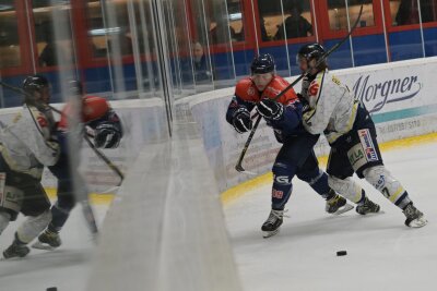 Die Schönheider Wölfe haben beim gestrigen Heimspiel vor 322 Zuschauern im Wolfsbau die Tornados vom ELV Niesky mit einem klaren 13:2 (2:0, 7:1, 4:1)-Sieg vom Eis gefegt. Foto: Ralf Wendland 