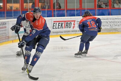 Schönheider Wölfe mit 10:0-Sieg gegen die Eisbären Juniors - Die Schönheider Wölfe - im Bild Tom Berlin - haben klar gegen die Eisbären Junior gewonnen. Foto: Ramona Schwabe