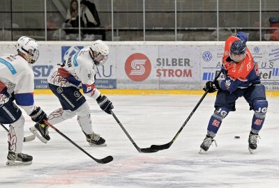 Schönheider Wölfe mit 10:0-Sieg gegen die Eisbären Juniors - Die Schönheider Wölfe - im Bild Tomas Rubes (re.) - haben klar gegen die Eisbären Junior gewonnen. Foto: Ramona Schwabe