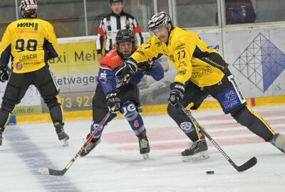 Schönheider Wölfe starten gegen Niesky in die Saison - Die Schönheider Wölfe haben den letzten Test gegen Bayreuth gewonnen - in der Mitte der Schönheider Willy Fromberger. Foto: Ralf Wendland