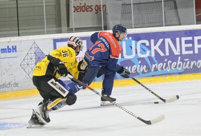 Schönheider Wölfe starten gegen Niesky in die Saison - Die Schönheider Wölfe haben den letzten Test gegen Bayreuth gewonnen - rechts der Schönheider Tim Berlin. Foto: Ralf Wendland