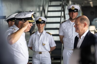 Scholz dankt deutschen Soldaten im Indopazifik - Letzte Station der dreitägigen Indien-Reise von Kanzler Scholz: Das Versorgungsschiff "Frankfurt am Main".