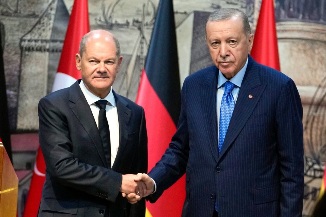 Scholz und Erdogan rücken enger zusammen - Deutschland und die Türkei wollen wieder enger kooperieren, etwa im Rüstungsbereich - zur offenen Konfrontation von Scholz (l.) und Erdogan kam es dagegen beim Thema Nahost.