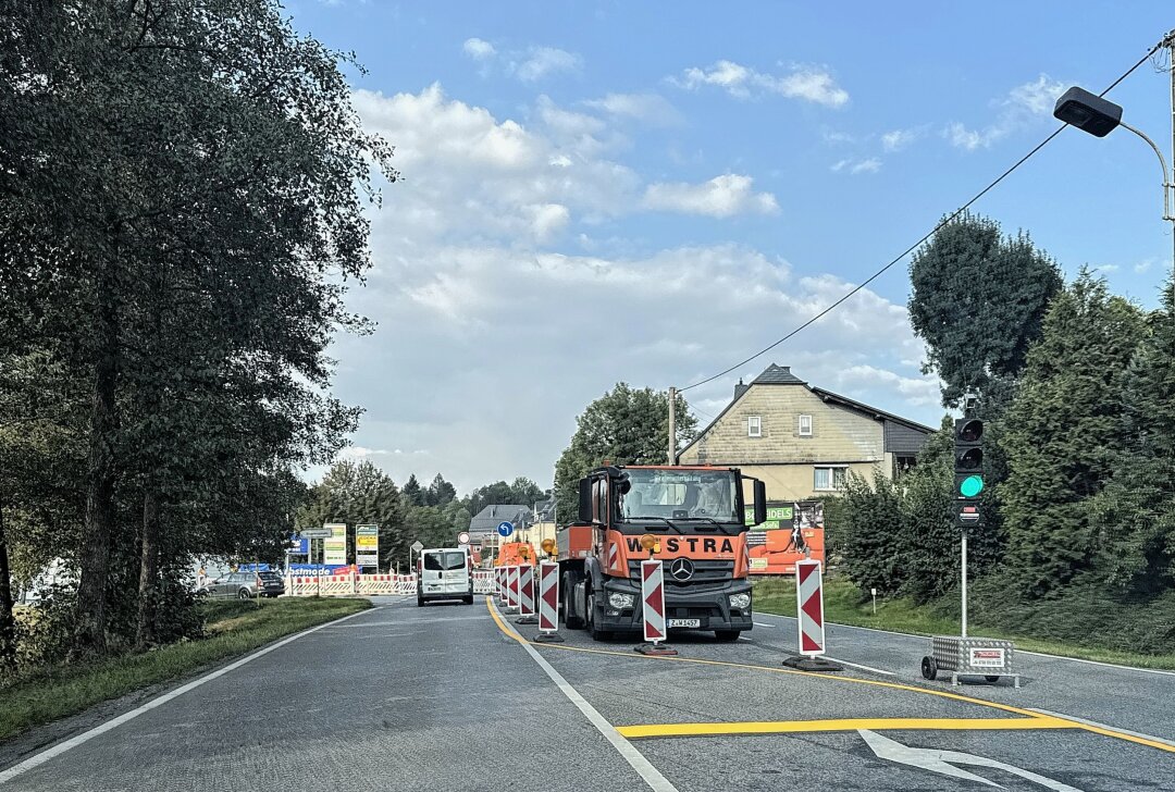 Schon wochenlang dicht: Bundesstraße im Erzgebirge nun noch länger voll gesperrt - Die B169 in Lößnitz ist zwischen Lessingstraße und Stadtschreiberweg gesperrt. Foto: Ralf Wendland