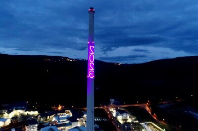 Schornstein der Nickelhütte in Aue beleuchtet - Als Probelauf für den Tag der Sachsen wurde der Schornstein der Nickelhütte beleuchtet.