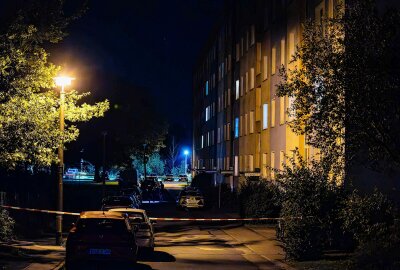 Schüsse bei Polizeieinsatz: 54-Jähriger greift Beamte mit Messer an und wird schwer verletzt - Der Tatverdächtige wurde schwer verletzt. Foto: xcitepress/Rico Löb