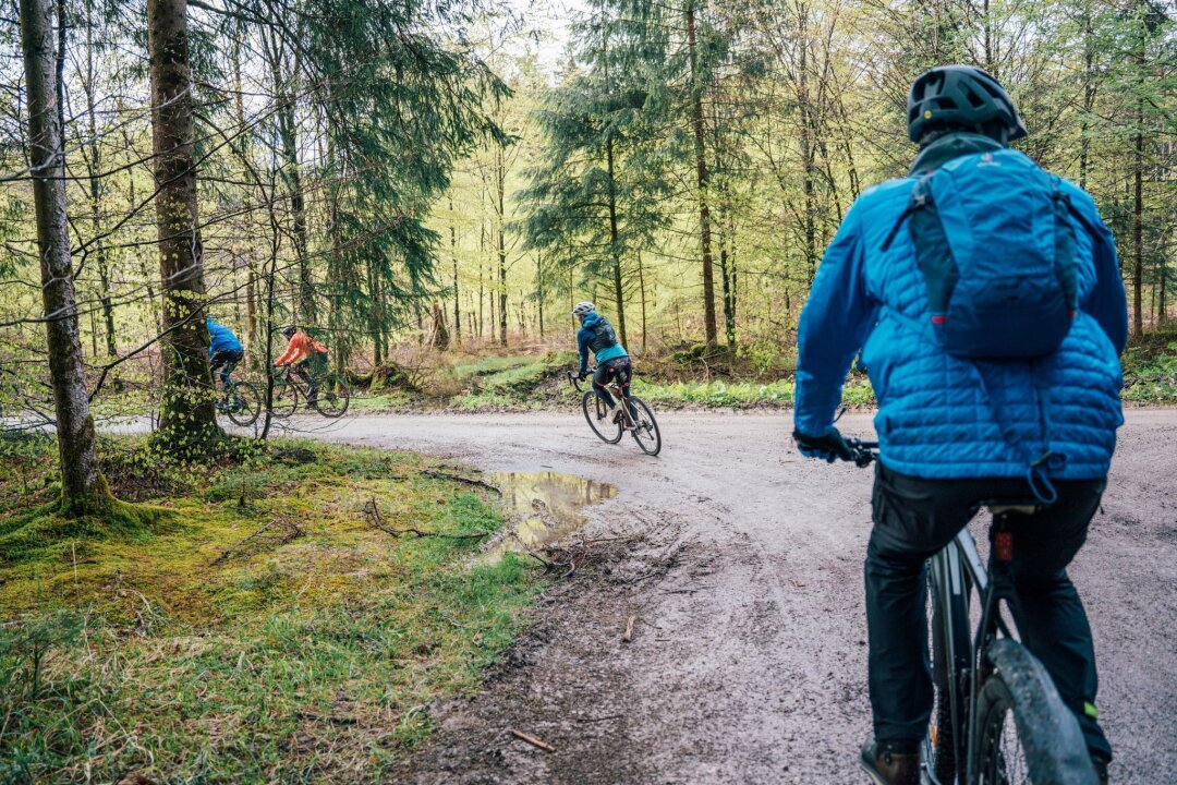 Schuften und Schottern: Workation mit dem Gravelbike - Locker über Schotter: Mit dem Gravelbike geht es durch die Wälder in Oberbayern.