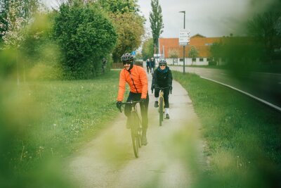 Schuften und Schottern: Workation mit dem Gravelbike - Allen voran: Guide Max Marquardt während einer Gravelbike-Tour.