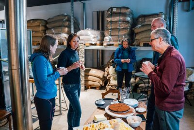 Schuften und Schottern: Workation mit dem Gravelbike - Kaffee und Fahrradfahren gehören zusammen - in der Rösterei von Lisa Hinterholzer wird "aufgetankt".