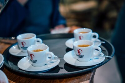 Schuften und Schottern: Workation mit dem Gravelbike - Der Espresso steht für die Radler bereit.