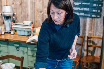 Schuften und Schottern: Workation mit dem Gravelbike - Lisa Hinterholzer serviert auch Kuchen in ihrer Kaffeerösterei in Glonn.