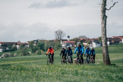 Schuften und Schottern: Workation mit dem Gravelbike - Gemeinsam unterwegs während der Co-Workation: eine Gruppe von Gravelbikern in Oberbayern.