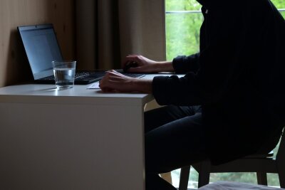 Schuften und Schottern: Workation mit dem Gravelbike - Auf dem Holzstuhl im Hotelzimmer sitzt es sich zwar bequem, wirklich ergonomisch arbeiten lässt es sich hier aber nicht.