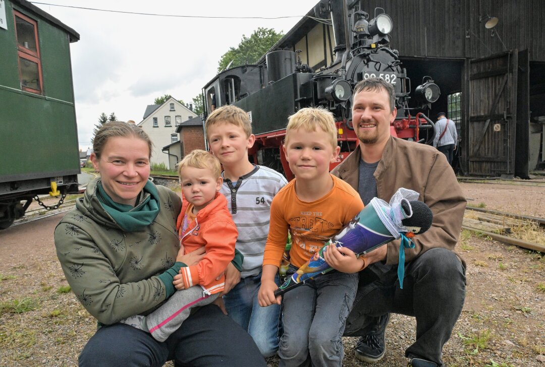 Schulanfang in Schönheide: Freie Fahrt für Erstklässler auf der Museumsbahn - Schulanfänger Daniel Weiser aus Hartmannsdorf (2.v.li.) ist von seiner Familie mit einer Fahrt auf der Museumsbahn überrascht worden. Foto: Ralf Wendland