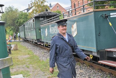 Schulanfang in Schönheide: Freie Fahrt für Erstklässler auf der Museumsbahn - Die Museumsbahn Schönheide stand heute unter Dampf bei den Fahrten zum Schulanfang - im Bild Anton Weigel vom Verein Museumsbahn Schönheide. Foto: Ralf Wendland