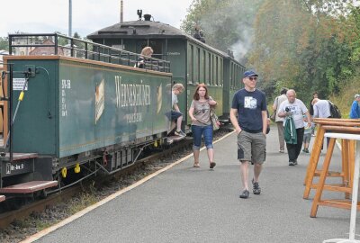 Schulanfang in Schönheide: Freie Fahrt für Erstklässler auf der Museumsbahn - Die Museumsbahn Schönheide stand heute unter Dampf bei den Fahrten zum Schulanfang. Foto: Ralf Wendland