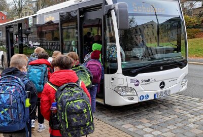 Schulbusse startklar: Schülerverkehr rollt ab 5. August - Am 5. August 2024 beginnt das neue Schuljahr 2024/2025. Dann rollen wieder die Schulbusse. Foto: Karsten Repert