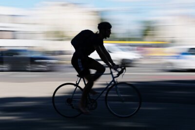 Schuldfrage: Radler fährt mit gesenktem Kopf in ein Auto - Gerade im Stadtverkehr ist der Kopf beim Radfahren besser immer oben und der Blick nach vorn gerichtet.