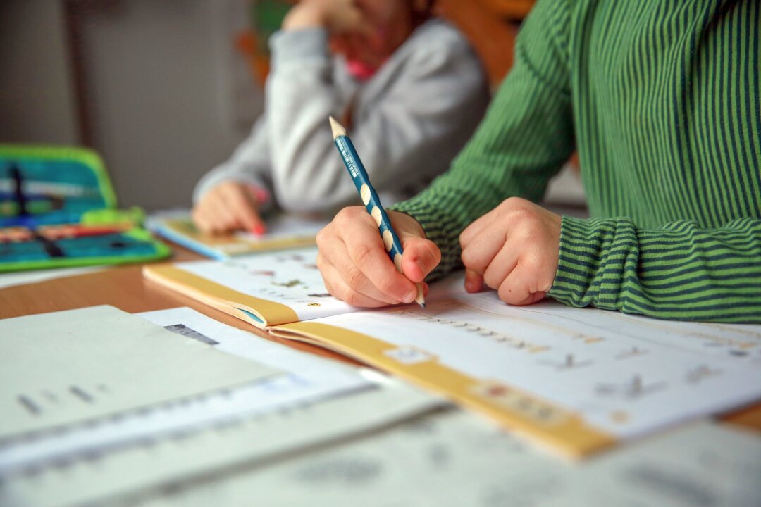 Schulkinder: Wie groß muss der Schreibtisch sein? - Für den Schulstart muss ein Schreibtisch nicht riesig sein: Ein kleinerer Schreibtisch hilft, Ordnung zu halten und fördert die Konzentration.