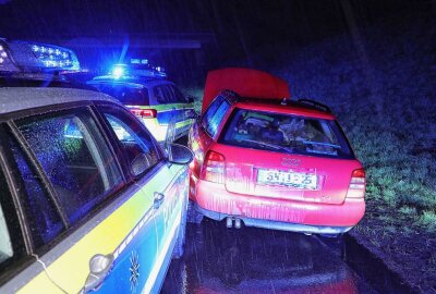 Schusswaffengebrauch der Polizei nach Verfolgungsjagd über A4 - Verfolgungsjagd der Polizei endet mit Verkehrsunfall des geflüchteten PKWs. Foto: Roland Halkasch