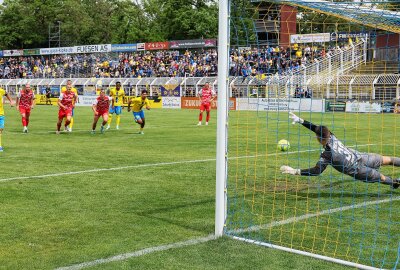 Schwache Schwäne verlieren bei Lok Leipzig! - Tor für Lok Leipzig. Farid Abderrahmane (8, Lok) trifft per Foulelmeter zum 1:0 gegen Torhüter Lucas Hiemann (30, Zwickau). Foto: Picture Point