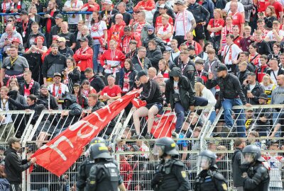 Schwache Schwäne verlieren bei Lok Leipzig! - Fans vom FSV Zwickau. Foto: Picture Point 