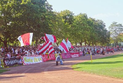 Schwäne fliegen tief, aber in nächste Sachsenpokalrunde! -  Die "Sportanlage Bärensteiner Straße" war gut besucht, was vor allem an den Gästen aus Zwickau lag, die zugleich von ihren Freunden der SG Dynamo Dresden unterstützt wurden. Foto: Marcus Hengst