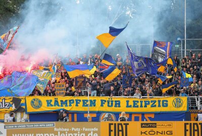 Schwäne verlieren nach Lucky-Last-Minute-Lokomotive-Punch! - Fans von Lok Leipzig zünden Pyrotechnik. Foto: Picture Point/Gabor Krieg