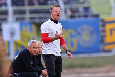 Schwäne verlieren nach Lucky-Last-Minute-Lokomotive-Punch! - Trainer Rico Schmitt (FSV Zwickau). Foto: Picture Point/Gabor Krieg