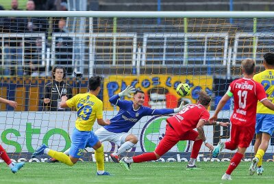 Schwäne verlieren nach Lucky-Last-Minute-Lokomotive-Punch! - Tor für Lok Leipzig, Min-gi Kang (29, Lok) trifft zum 2:1 gegen Torhüter Lucas Hiemann (30, Zwickau). Foto: Picture Point/Gabor Krieg