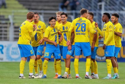 Schwäne verlieren nach Lucky-Last-Minute-Lokomotive-Punch! - Tor für Lok Leipzig, Torjubel nach dem 2:1, Torschütze Min-gi Kang (29, Lok). Foto: Picture Point/Gabor Krieg