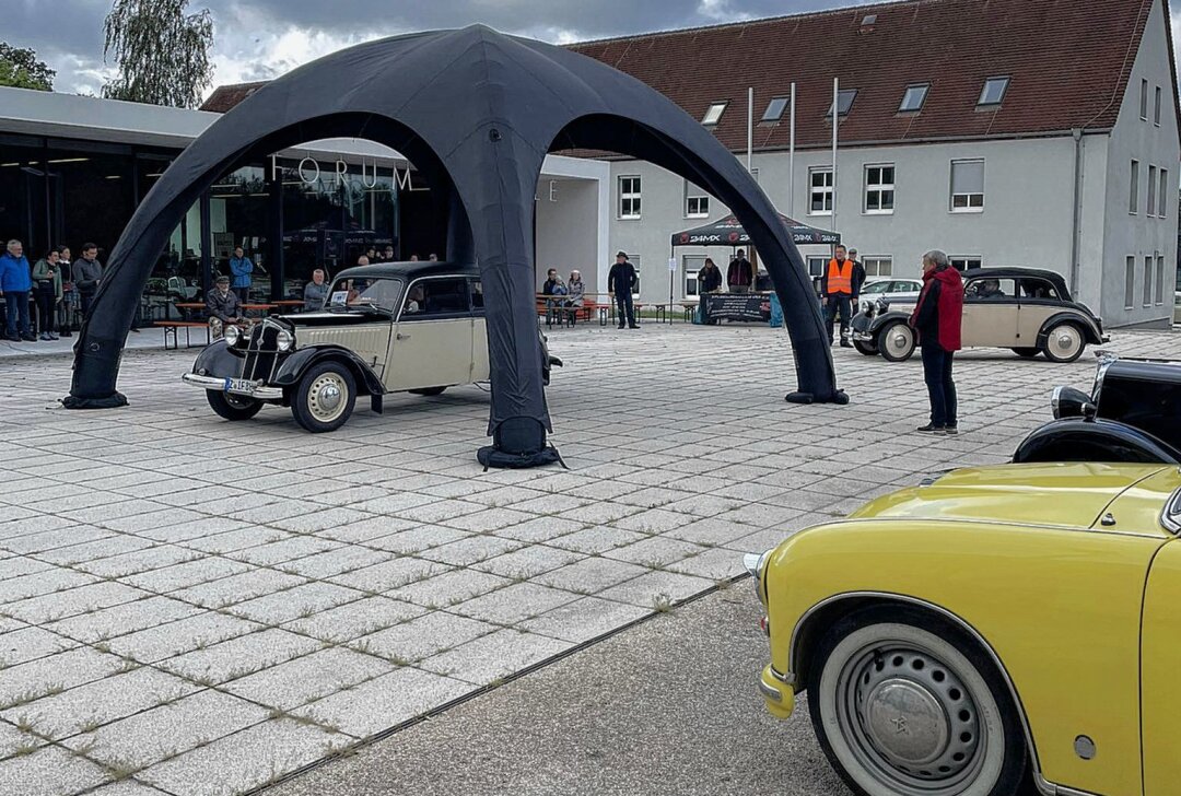 Schwanenklassik: Oldtimer-Ausfahrt führt zum Schloss Rochsburg - 91 Fahrzeuge fuhren dieses Jahr zur Rochsburg. Foto: WHZ 