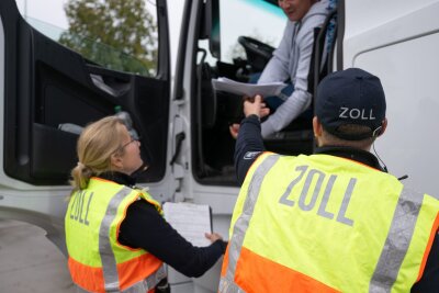 Schwarzarbeit und illegale Beschäftigung - Zoll ermittelt - Der Zoll hat in Sachsen und Thüringen Speditionen, Transportunternehmen und Zusteller und anderem auf Schwarzarbeit und illegale Beschäftigung kontrolliert. (Symbolbild)