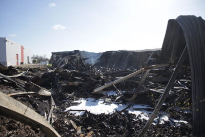 Trümmerfeld auf Betriebsgelände schwelt noch immer. Foto: Christian Grube