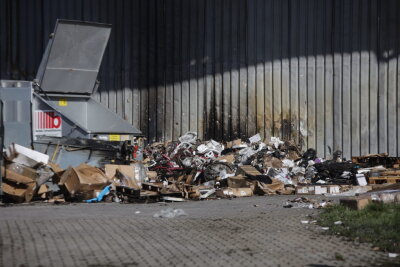 Trümmerfeld auf Betriebsgelände schwelt noch immer. Foto: Christian Grube