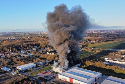 Schwarze Rauchwolke über Leipzig: Großbrand einer Lagerhalle - Große Rauchwolke über Leipzig. Foto: LausitzNews