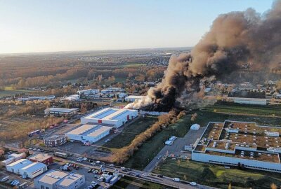 Schwarze Rauchwolke über Leipzig: Großbrand einer Lagerhalle - Große Rauchwolke über Leipzig. Foto: LausitzNews