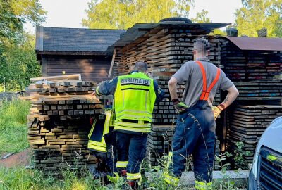 Schwarzenberg: Katze von Feuerwehr gerettet - Am Montagabend haben zwei zufällig vorbeilaufende Kinder oberhalb an der Rollerbahn auf einem Gelände des städtischen Betriebshof in Schwarzenberg eine schreiende Katze gehört. Foto: Daniel Unger