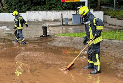 Schwarzenberg: Starkregen führt zu mehreren Einsätzen der Feuerwehr - Starkregen sorgt für mehrere Feuerwehreinsätze im Erzgebirge. Foto: Niko Mutschmann